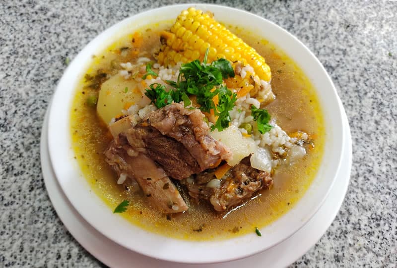Cazuela de vacuno casera - especialidad del restaurante Rincón de los Amigos en Cañete